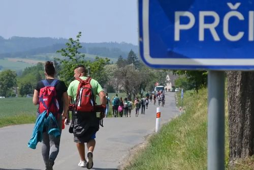 Foto: 57. ročník pochodu Praha-Prčice přilákal 22 tisíc turistů