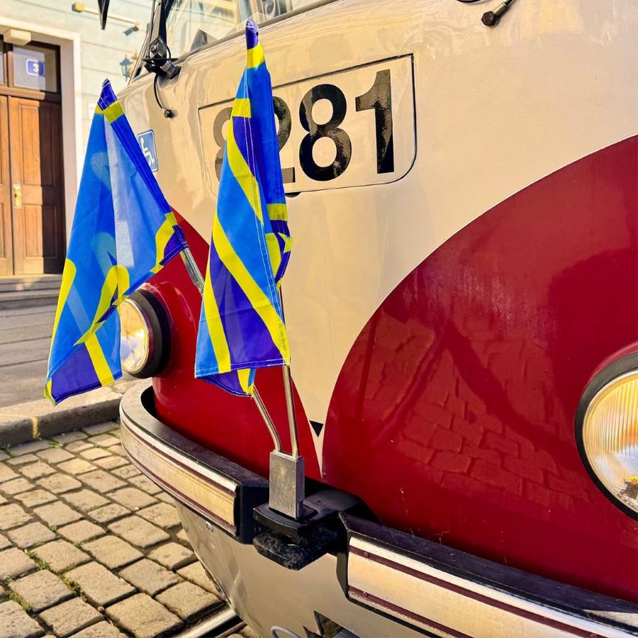 Pražské tramvaje vyjely 23. září s modrožlutými vlaječkami na podporu znakového jazyka