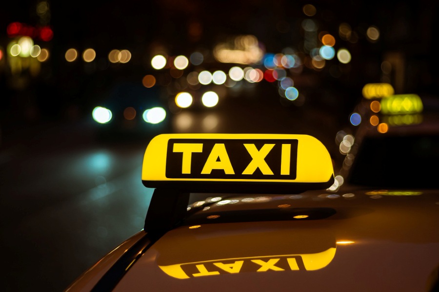 Taxikáři mohou v Praze čelit zkouškám z češtiny a místopisu. Sněmovna dala obcím možnost je zavést