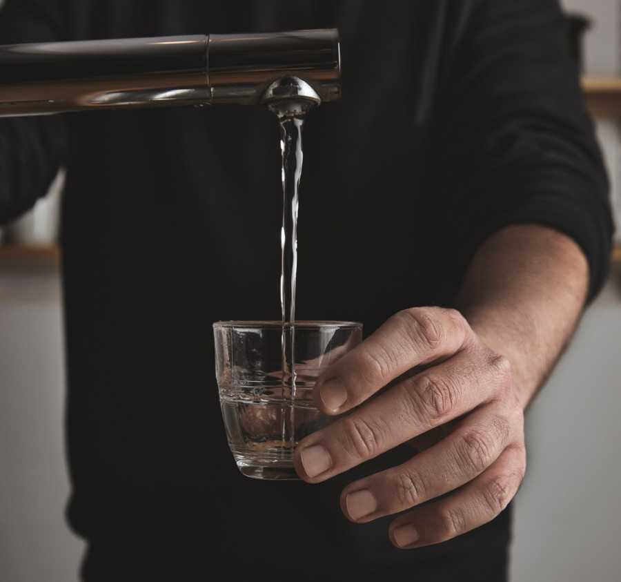Voda z vodojemu Odolena Voda není pitná kvůli olovu. Cisterny jsou v Klecanech i Zdibech