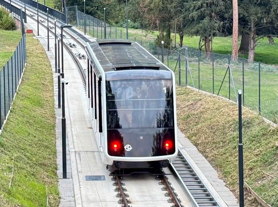 Petřínská lanovka láká davy i druhý den. Fronta na Újezdu měří desítky metrů