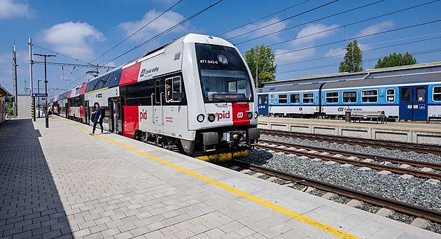 Příměstské vlaky kolem Prahy stále jezdí s omezenou kapacitou. Některé spoje pojedou jen s jednou soupravou