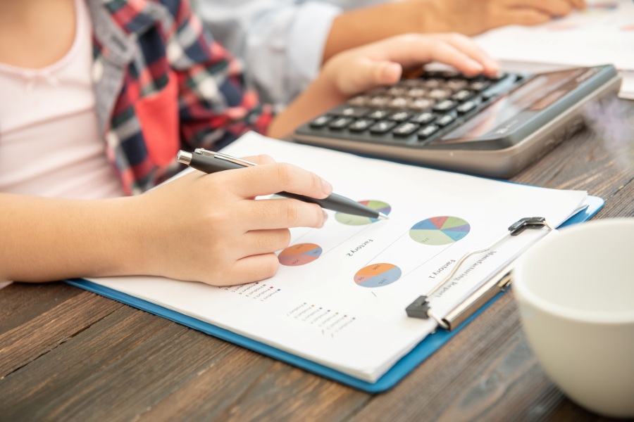 Finanční gramotnost žáků má slabiny. Školy kvůli AI mění testování