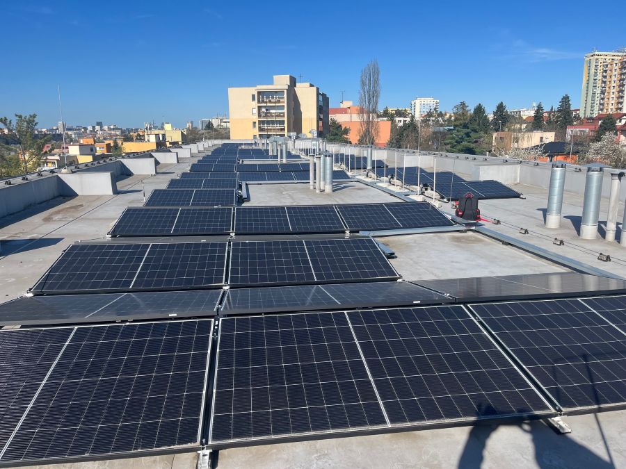Praha letos rozšíří solární elektrárny na městských budovách o výkon 1,385 MWp. V provozu jich má už 64