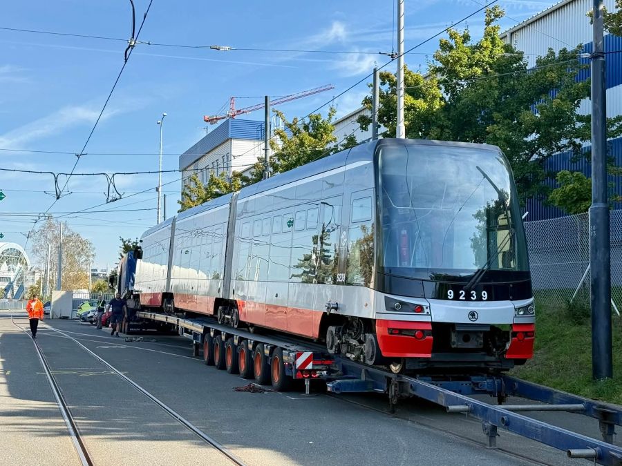 První tramvaj Škoda 15T zamířila do Polska na montáž klimatizace. Klimatizaci dostane 123 vozů
