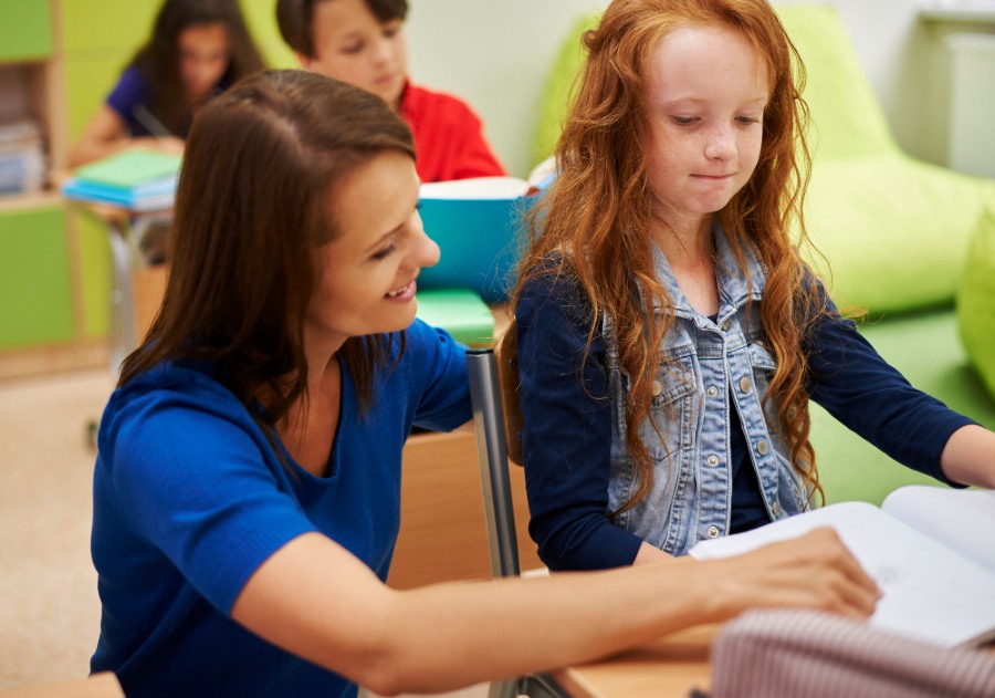 Školy mají od září 2027 získat větší kontrolu nad asistenty pedagoga. Nejistota panuje kolem financování