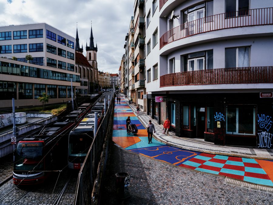 Antonínskou ulici u Strossmayerova náměstí oživila barevná malba. Podíleli se na ní i školáci