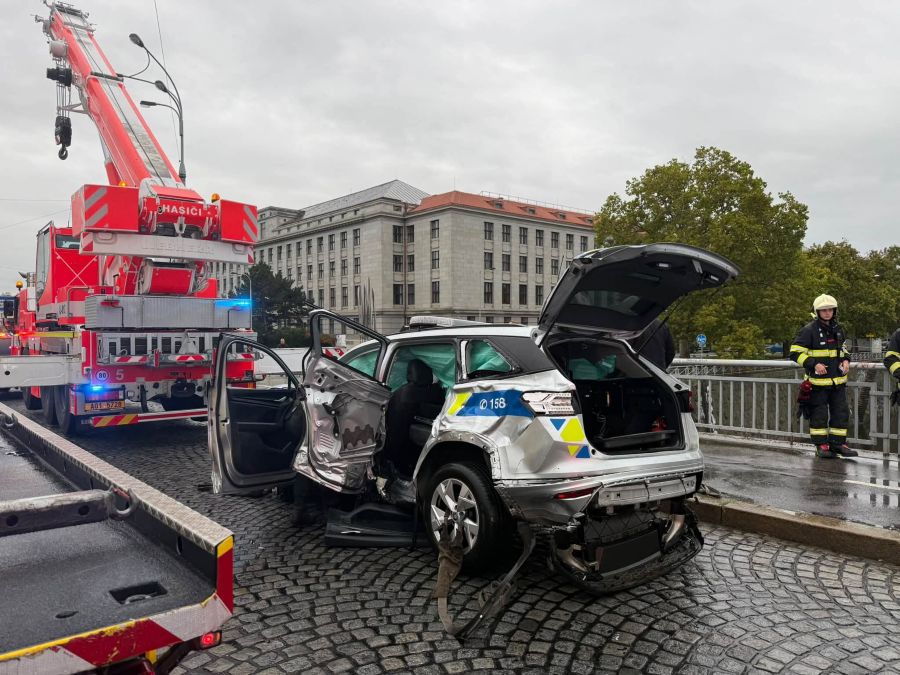 Policie už zná běžce, který po nehodě na Hlávkově mostě pomáhal zachránit posádku z Vltavy