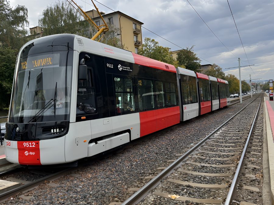 Policie zadržela muže, který v tramvaji 22 na Malé Straně vytáhl nůž kvůli pláči dítěte