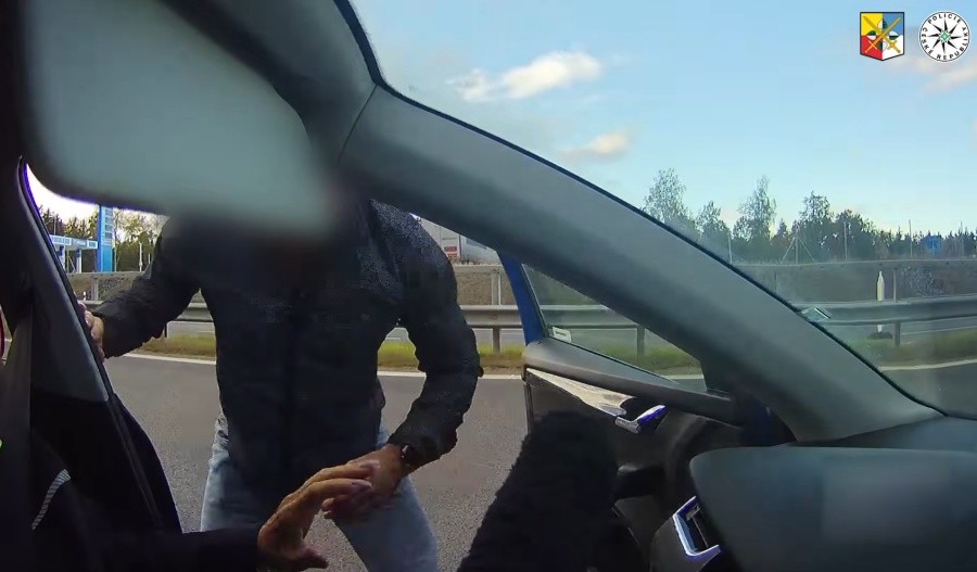 Na D6 u Jesenice řidič vybrzdil ženu a napadl ji před dcerou. Ta útok zachytila na kameru