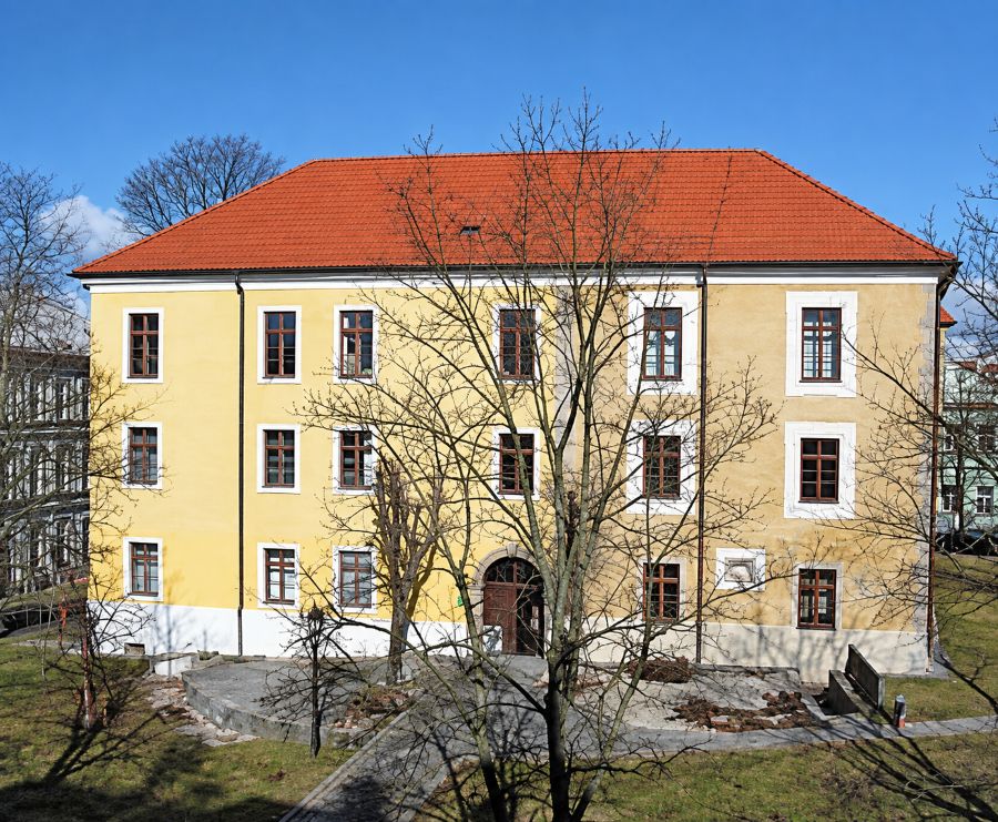 Příbram otevřela Inventuru – Devadesátky Karla Babíčka. Výstava potrvá do 10. ledna 2027