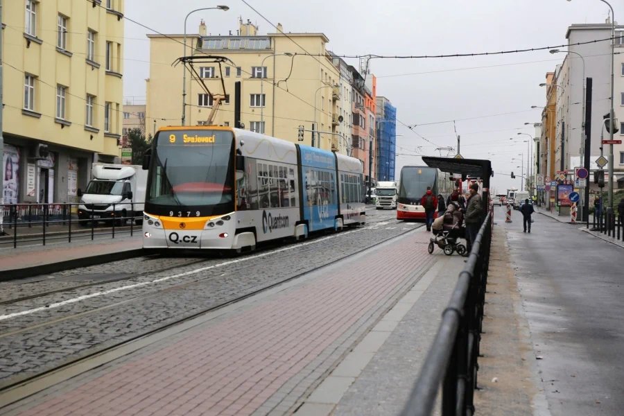 Na Žižkově se mění zastávky Biskupcova. Jedno nástupiště se zúží o 5 cm, druhé o 55 cm