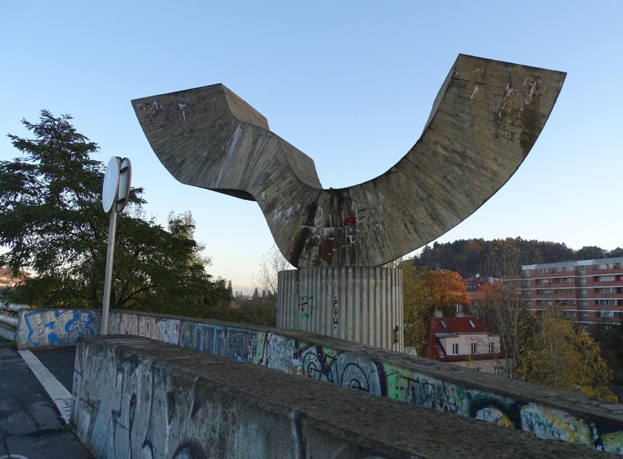 Praha vrátí sochu Rovnováha k Barrandovskému mostu. Obnova se opozdí a prodraží