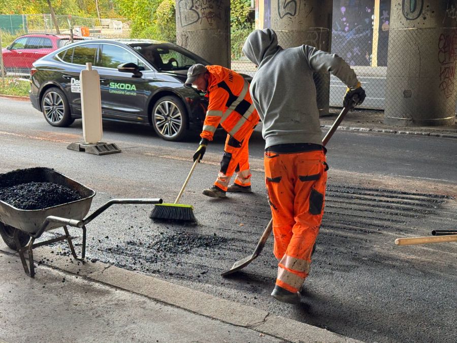 Kamion s vrtnou soupravou uvízl pod mostem ve Vídeňské. Dopravu v Praze komplikoval déle než den