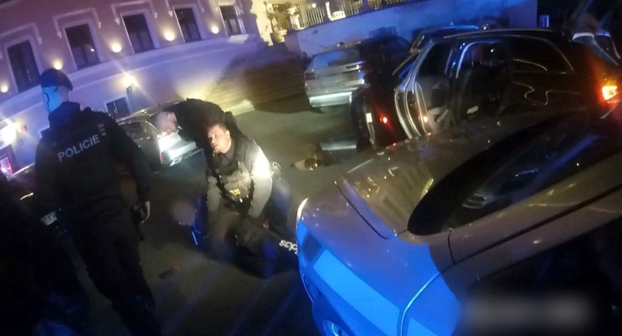 Policie po pronásledování Audi zadržela dva muže. Vůz jel po Pražském okruhu až 210 km/h