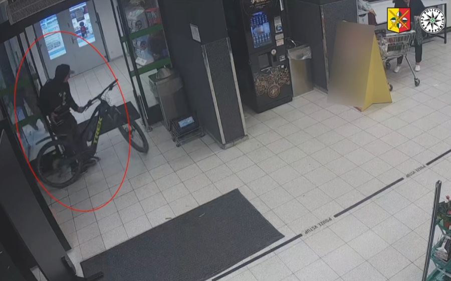 Zastavil se pro pár věcí do obchodu. Po návratu našel místo elektrokola prázdné místo