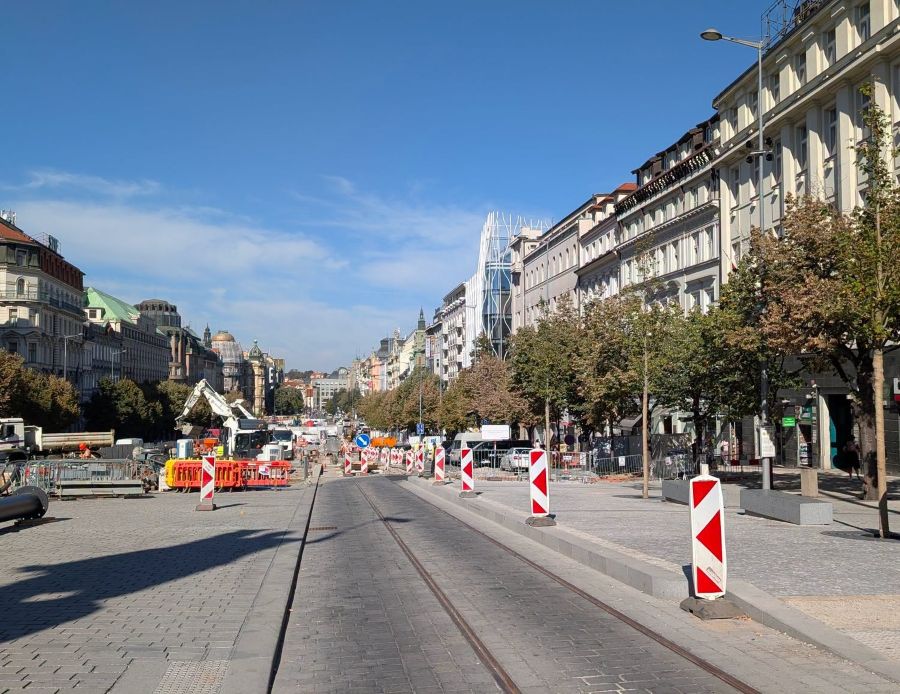 Koleje se po 46 letech vrátily na Václavské náměstí. Tramvaje vyjedou až v červnu 2027