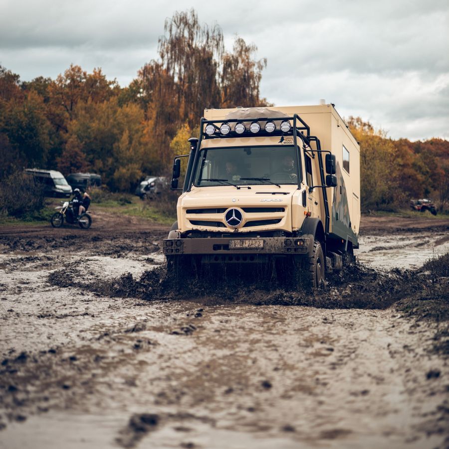 Expediční vozy obsadily Milovice. Offroad víkend nabídl jízdu v terénu i stavbu provizorní lávky