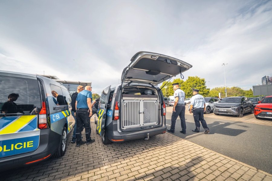 Policie převzala prvních 13 ze 100 nových vozů pro kynology. Mají zlepšit podmínky pro psy i psovody