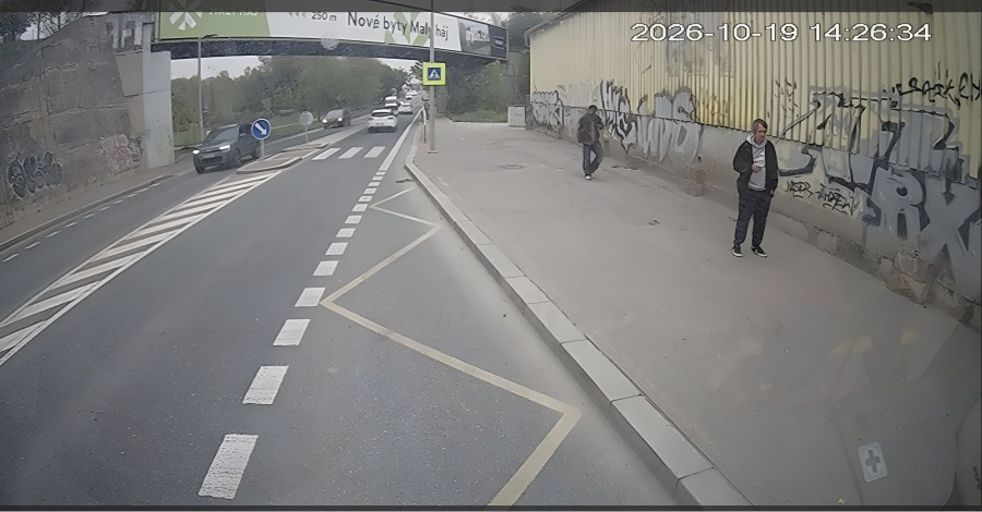 GIBS hledá svědky nehody policejního vozu v Praze 10. Zveřejnila snímky dvou mužů