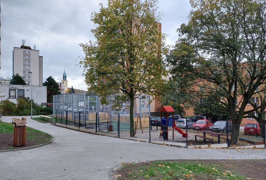 Vnitroblok v Riegrově ulici v Příbrami je po rekonstrukci. Přibyla hřiště i 38 parkovacích míst