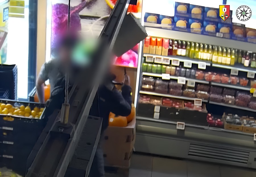 Muž po krádeži v supermarketu v Praze 6 zaútočil nožem na ostrahu. Je obviněn z vydírání
