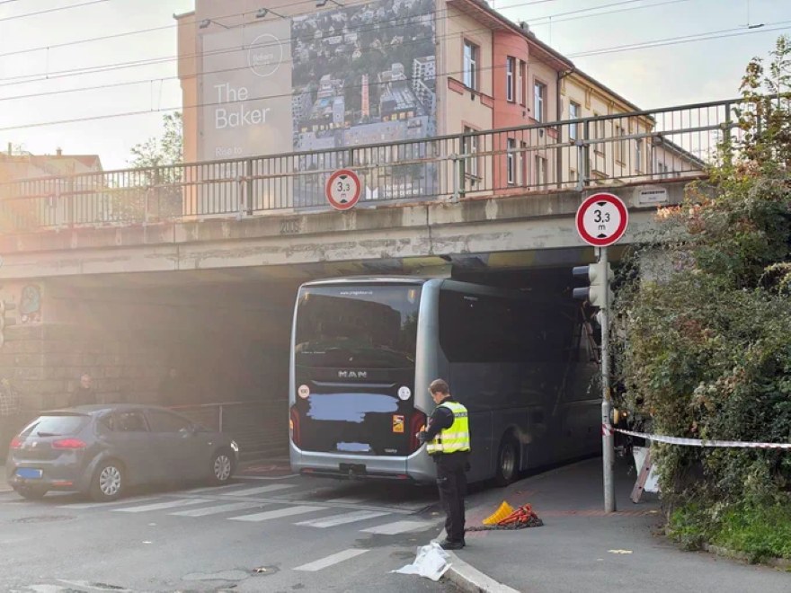 Autobus s přibližně 50 dětmi uvízl pod železničním mostem ve Vysočanech. Hasiči ho vyprostili