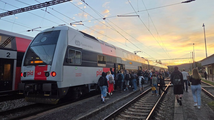 Příměstským vlakům kolem Prahy chybí 23 CityElefantů a 5 Panterů. Soupravy jsou přeplněné