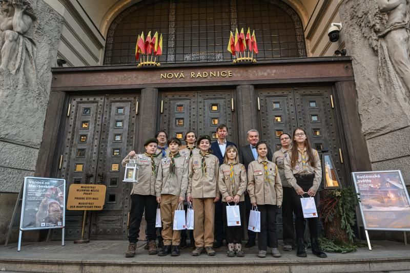 obrázek: Betlémské světlo hoří i na Mariánském náměstí