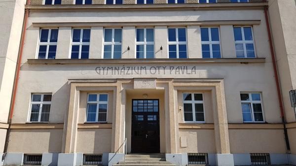 obrázek: Budova Gymnázia Loučanská potřebuje novou fasádu