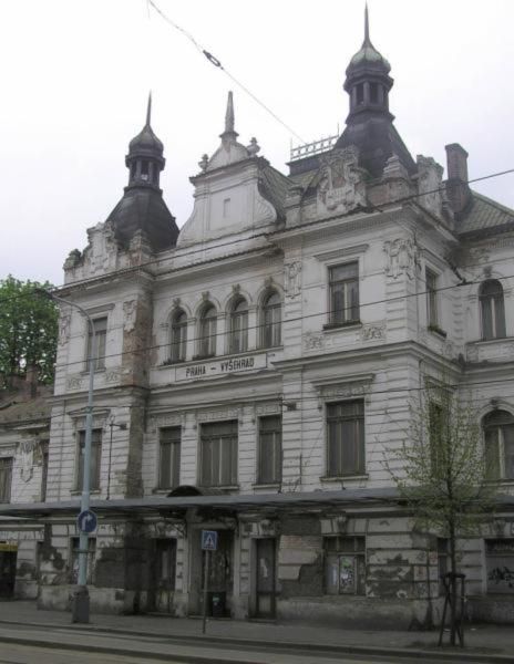 obrázek: Budova Nádraží Vyšehrad v havarijním stavu ohrožuje bezpečnost kolemjdoucích. Majitel z pěti pokut zaplatil pouze jednu