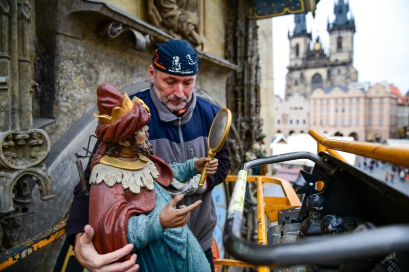 obrázek: Čtyři dřevěné sochy pražského orloje čeká pravidelná oprava krycích laků