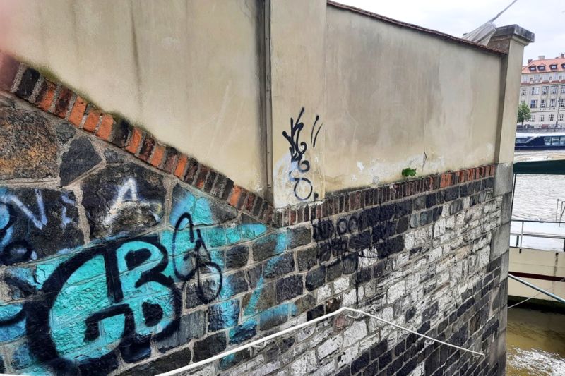 obrázek: Díky projektu „Bez graffiti“ zmizely výtvory sprejerů z části Novoměstských hradeb i řady obytných domů v Praze. Funguje půl roku a už eviduje téměř 300 oznámení
