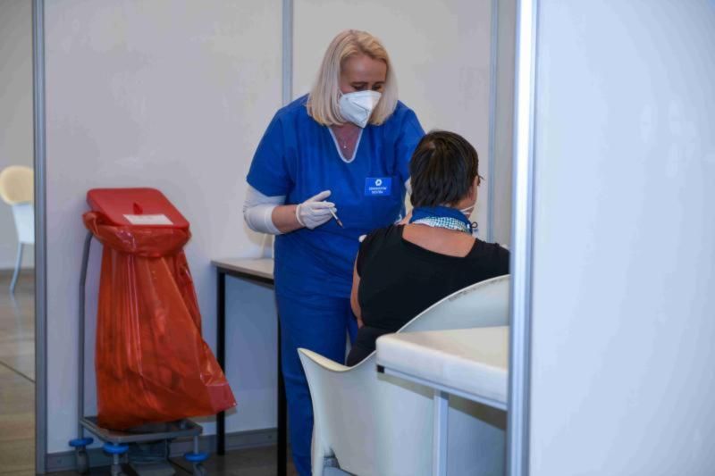 obrázek: Dvě třetiny Pražanů mají stále zájem nechat se očkovat. Meziročně v metropoli ukončilo činnost méně podniků