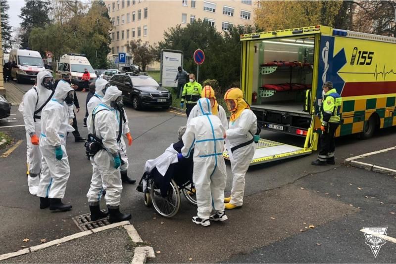 obrázek: Hlavní město se postará o pacienty s onemocněním COVID-19 z přetížených regionů. Pražští záchranáři dnes transportovali pacienty z Benešova