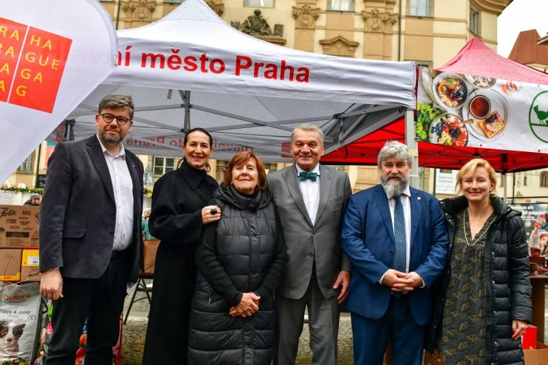 obrázek: Lidé v Primátorské adventní sbírce darovali téměř dvě tuny potravin a drogerie