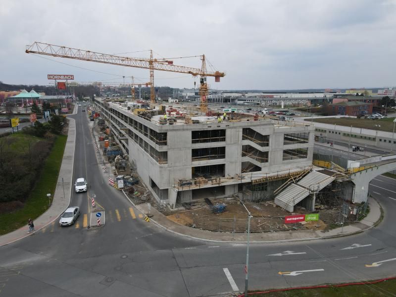 obrázek: Na Černém Mostě byla dokončena hrubá stavba největšího samostatného parkoviště v Praze