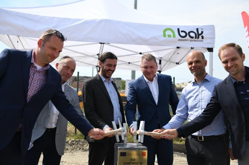 obrázek: Na Černém Mostě začala stavba nového čtyřpodlažního parkovacího domu P+R s kapacitou 880 míst