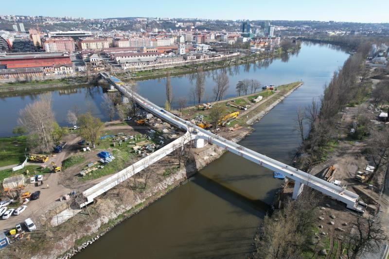 obrázek: Na Štvanickou lávku přivážejí poslední díly, hotová bude před létem