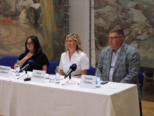 obrázek: Plátna Muchovy Slovanské epopeje jsou nainstalována v Moravském Krumlově, výstava začne na přelomu července a srpna