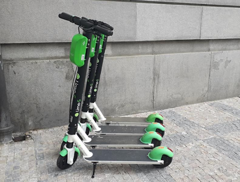 obrázek: Praha a Brno žádají poslance o možnost stanovit pravidla pro provozování sdílených kol a koloběžek