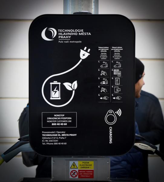 obrázek: Praha buduje v rámci obnovy veřejného osvětlení tzv. EVR lampy, které budou sloužit i pro nabíjení elektromobilů