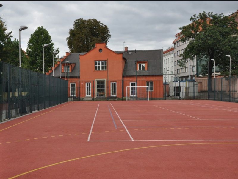 obrázek: Praha finančně podpoří odpolední provoz školních hřišť a pomůže dětem ze sociálně znevýhodněných rodin v účasti na školních akcích