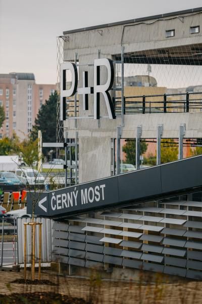 obrázek: Praha otevřela nové P+R parkoviště na Černém Mostě s kapacitou téměř 900 míst