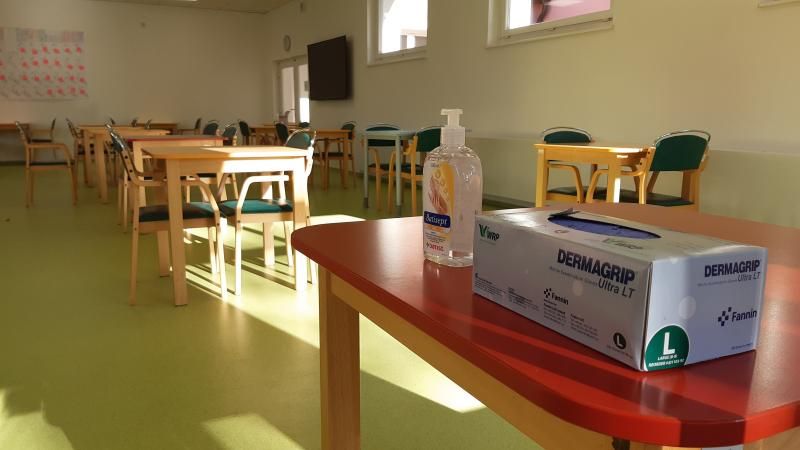 obrázek: Praha připravuje v domovech pro seniory pilotní návštěvní místnosti, vyzývá vládu k povolení návštěv osamělých seniorů