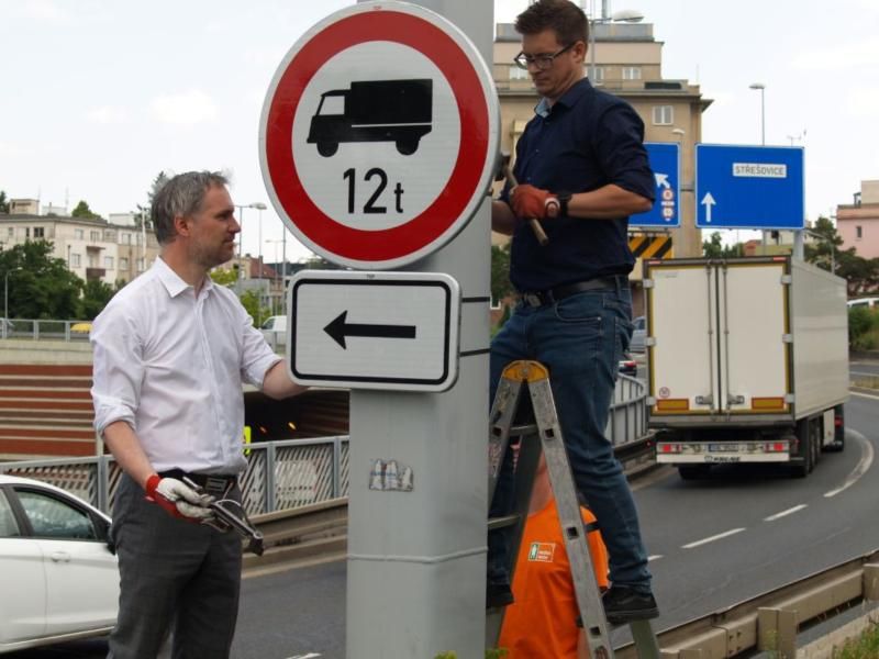 obrázek: Praha rozšíří zákaz tranzitní nákladní dopravy nad 12 tun přes rezidenční čtvrti města