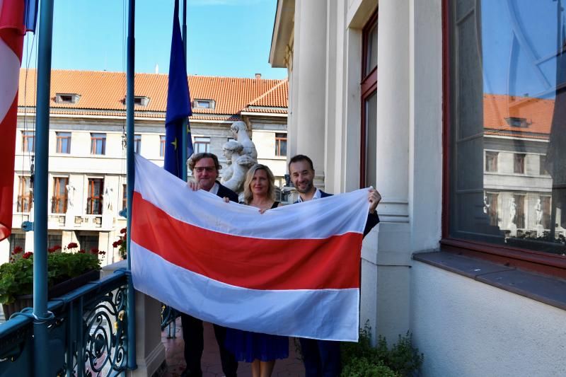 obrázek: Praha vyvěsila vlajku na podporu svobodné občanské společnosti v Bělorusku