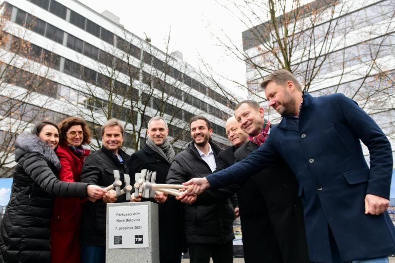 obrázek: Praha zahájila stavbu parkovacího domu pro 379 aut u stanice metra Nové Butovice