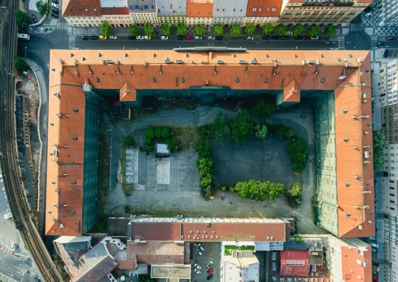 obrázek: Praha získá ve směnách se státem Kasárna Karlín, zámek Veleslavín a další nemovitosti