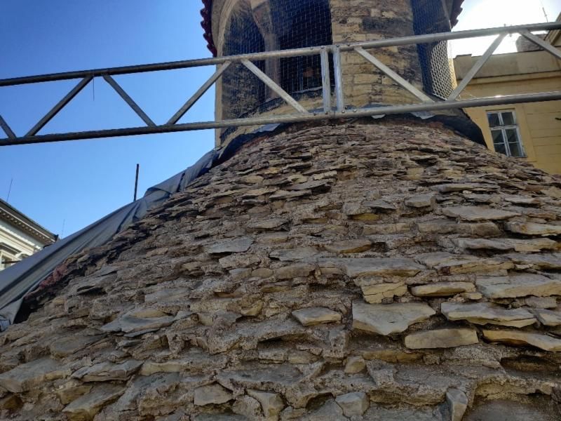 obrázek: Při opravě rotundy sv. Kříže na Starém Městě byla objevena plošně dochovaná původní kamenná krytina